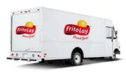 En hvit Frito-Lay distribusjonsbil for transport av matvarer.