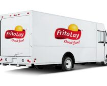 En hvit Frito-Lay distribusjonsbil for transport av matvarer.