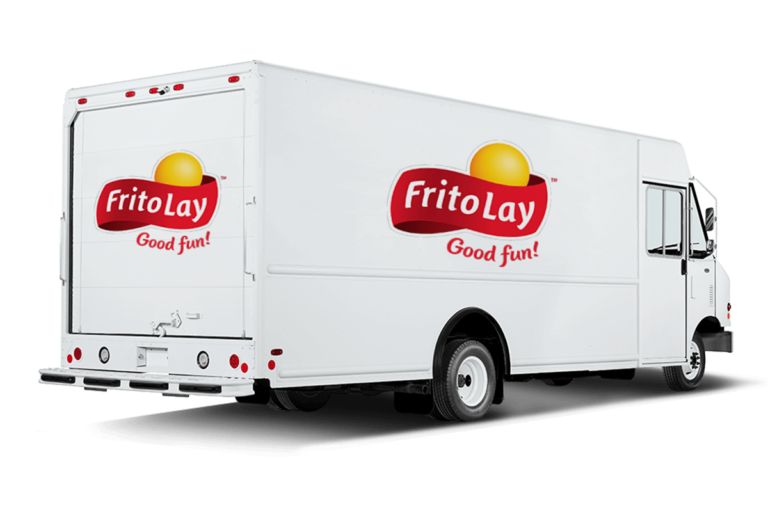 En hvit Frito-Lay distribusjonsbil for transport av matvarer.